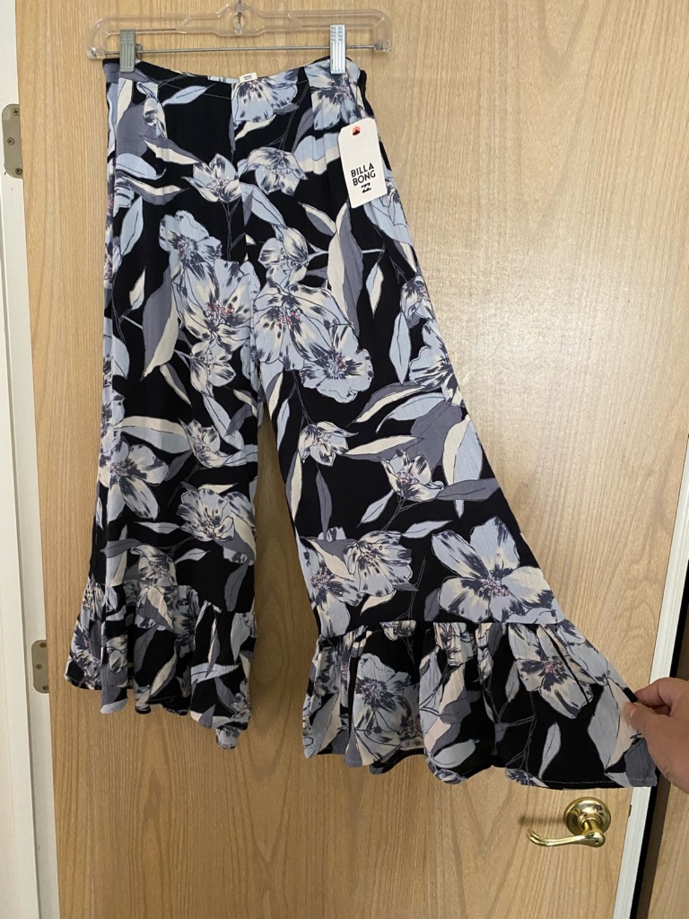 Billabong Blue & White Floral Ruffle-Hem Cropped Wide-Leg Pants - Picture 7 of 11